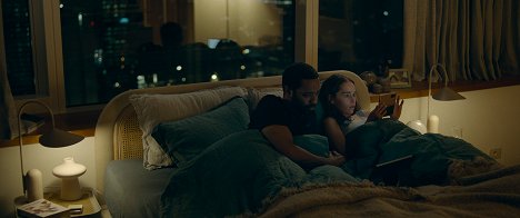 Chiwetel Ejiofor, Emilia Clarke - The Pod Generation - De la película