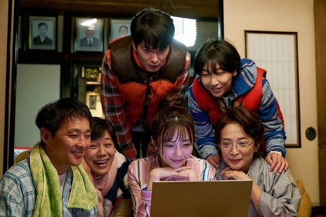 Masaki Okada, Sakura Andō, Yo Takahashi, Sayaka Aoki, Haruka Shimazaki, Yoshiko Nakada - Jutori desu ga nani ka: International - Van film