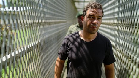 Raphael Rowe - Jak przeżyć w najcięższych więzieniach świata - Wyspy Salomona: Więzienie, w którym mieszka Bóg - Z filmu