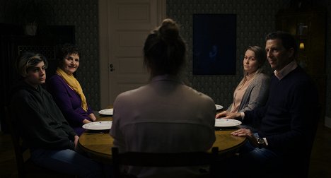 Siver Sablagi-Eltoft, Hildegunn Eggen, Charlotte Vogel, Roar Kjølv Jenssen - Gjennom asken - Filmfotos