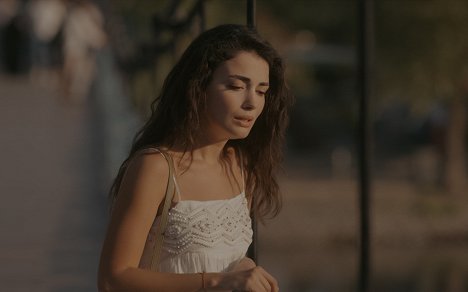 Özge Yağız - Safir - Episode 1 - Kuvat elokuvasta