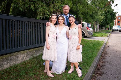 Agáta Kryštůfková, Štepánka Fingerhutová, Martin Pechlát, Veronika Divišová - Táta v nesnázích - Svatba - Making of