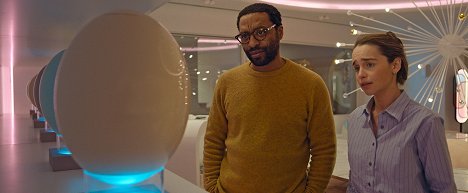 Chiwetel Ejiofor, Emilia Clarke - The Pod Generation - De la película