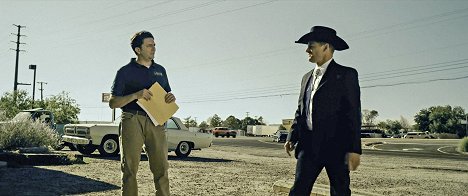 John Magaro, Steve Zahn - LaRoy, Texas - Van film