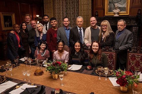 T'Nia Miller, Paola Nuñez, Trevor Macy, Matt Biedel, Kate Siegel, Ruth Codd, Rahul Kohli, Sauriyan Sapkota, Kyliegh Curran, Henry Thomas, Crystal Balint, Bruce Greenwood, Mike Flanagan, Samantha Sloyan, Mary McDonnell, Mark Hamill - The Fall of the House of Usher - A Midnight Dreary - Making of