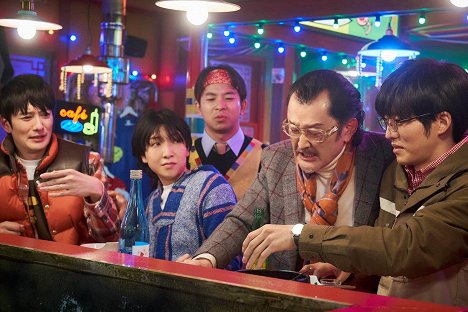 Masaki Okada, Sakura Andō, Kotaro Yoshida, Tori Matsuzaka - Jutori desu ga nani ka: International - Kuvat elokuvasta