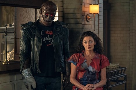 Riley Shanahan, Michelle Gomez - Doom Patrol - Fame Patrol - De la película