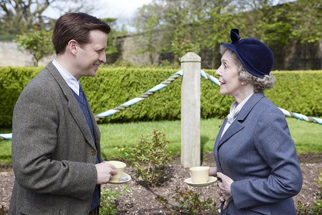 Nicholas Ralph, Patricia Hodge - All Creatures Great and Small - Episode 3 - Film