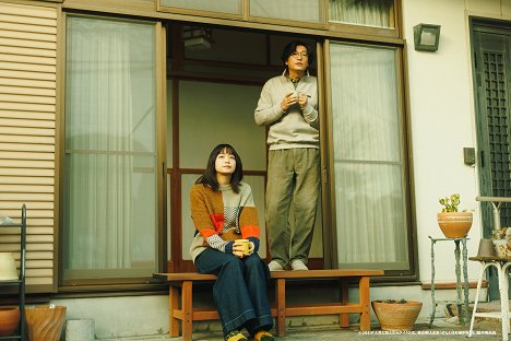 Mai Fukagawa, 井浦新 - Džinsei ni cunda moto idol wa, aka no tanin no ossan to sumu sentaku wo šita - De la película