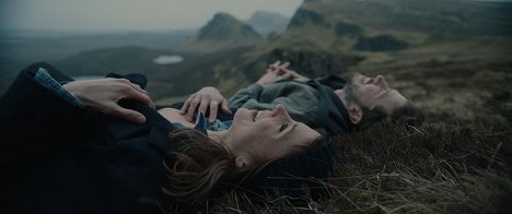 Aylin Tezel - Falling Into Place - Filmfotók