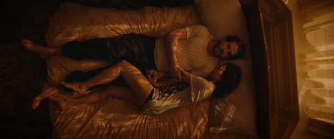 Chris Fulton, Aylin Tezel - Falling Into Place - Filmfotos