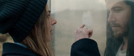 Aylin Tezel, Chris Fulton - Falling Into Place - Do filme