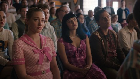 Lili Reinhart, Camila Mendes, Cole Sprouse - Riverdale - Hoofdstuk 136: The Golden Age of Television - Van film