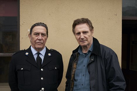 Ciarán Hinds, Liam Neeson - In the Land of Saints and Sinners - Van de set
