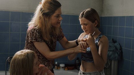 Naomi Velissariou, Rosa Marchant - Débâcle - Film