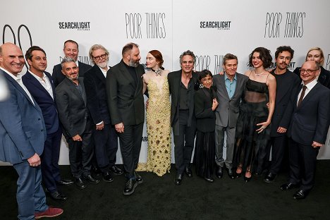 The Searchlight Pictures “Poor Things” New York Premiere at the DGA Theater on Dec 6, 2023 in New York, NY, USA - Matthew Greenfield, Andrew Lowe, Tony McNamara, Yorgos Lanthimos, Emma Stone, Mark Ruffalo, Kathryn Hunter, Willem Dafoe, Margaret Qualley, Ramy Youssef - Chudiatko - Z akcií