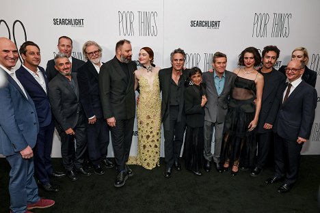 The Searchlight Pictures “Poor Things” New York Premiere at the DGA Theater on Dec 6, 2023 in New York, NY, USA - Matthew Greenfield, Andrew Lowe, Tony McNamara, Yorgos Lanthimos, Emma Stone, Mark Ruffalo, Kathryn Hunter, Willem Dafoe, Margaret Qualley, Ramy Youssef - Pobres Criaturas - De eventos