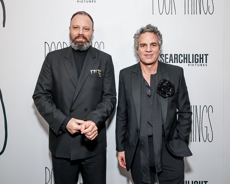 The Searchlight Pictures “Poor Things” New York Premiere at the DGA Theater on Dec 6, 2023 in New York, NY, USA - Yorgos Lanthimos, Mark Ruffalo - Biedne istoty - Z imprez