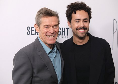 The Searchlight Pictures “Poor Things” New York Premiere at the DGA Theater on Dec 6, 2023 in New York, NY, USA - Willem Dafoe, Ramy Youssef - Chudiatko - Z akcií