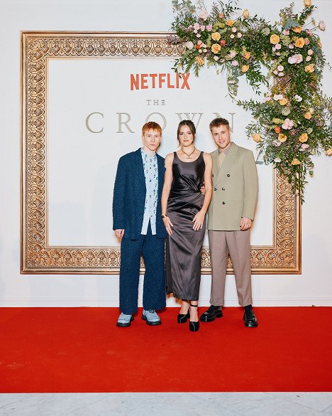 The Crown’s mid-season premiere at the Oslo Opera House on December 11, 2023 - Luther Ford, Meg Bellamy, Ed McVey - Koruna - Série 6 - Z akcií