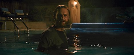 Wyatt Russell - La piscina - De la película