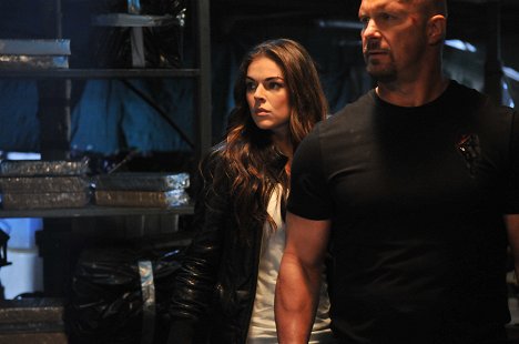 Serinda Swan, Steve Austin - Recoil - De la película