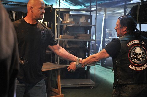 Steve Austin, Danny Trejo - Recoil - Z filmu