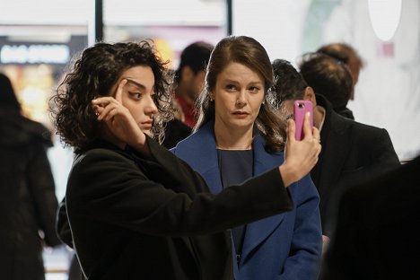 Merve Polat, Burcu Biricik - Camdaki Kız - Episode 1 - Filmfotos