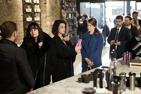 Merve Polat, Burcu Biricik - Camdaki Kız - Episode 1 - Filmfotos