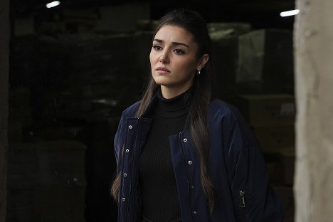 Hande Erçel - Bambaşka Biri - Episode 15 - De la película