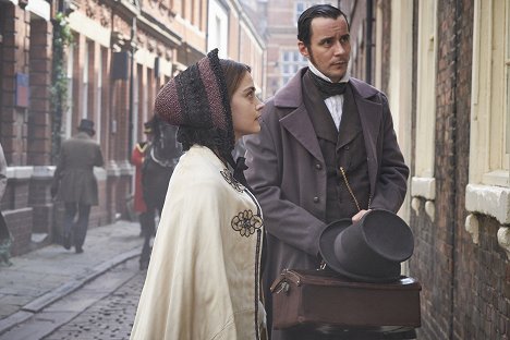 Jenna Coleman, Sam Swainsbury - Victoria - Foreign Bodies - De la película