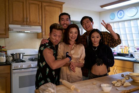 Joon Lee, Justin Chien, Michelle Yeoh, Sam Song Li, Alice Hewkin - The Brothers Sun - Protect the Family - Promokuvat
