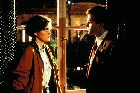Elizabeth McGovern, Steve Guttenberg - Okno zo spálne - Z filmu