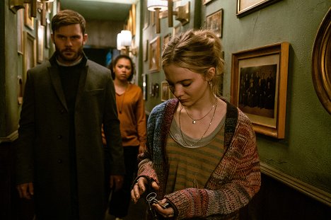 Jeremy Irvine, Freya Allan - Hlasy mrtvých - Z filmu