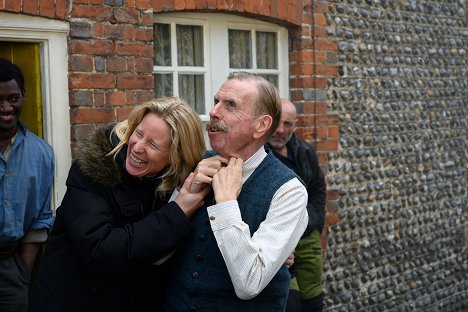 Thea Sharrock, Timothy Spall - Wicked Little Letters - Van de set