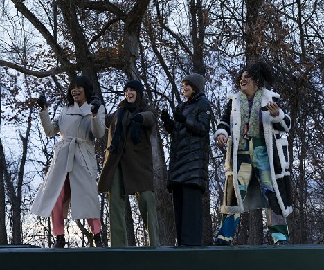 Christina Elmore, Melissa Benoist, Carla Gugino, Natasha Behnam - The Girls on the Bus - Kuvat elokuvasta