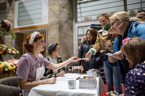 Den otevřených dveří v ateliérech seriálu Zlatá labuť - Michaela Maurerová, Šárka Krausová - Zlatá labuť - Série 3 - Z akcií