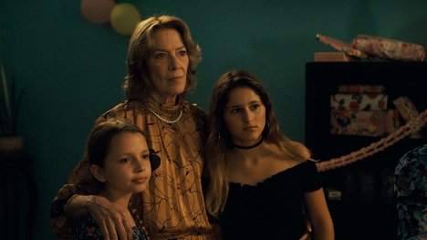 Abril Gjurinovic, Susi Sánchez, Luana Vega - Reinas - De la película