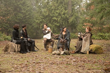 Andrew J. West, Dania Ramirez, Rebecca Mader - Once Upon a Time - The Girl in the Tower - Van film