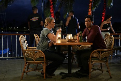 Tori Anderson, Alex Tarrant - NCIS: Hawai'i - License to Thrill - Van film