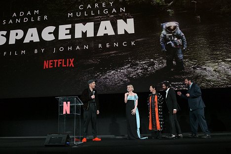 Netflix's "Spaceman" LA Special Screening at The Egyptian Theatre Hollywood on February 26, 2024 in Los Angeles, California - Johan Renck, Carey Mulligan, Isabella Rossellini, Kunal Nayyar, Adam Sandler - El astronauta - Eventos