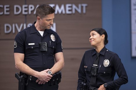 Eric Winter, Lisseth Chavez - The Rookie - Trouble in Paradise - Filmfotos