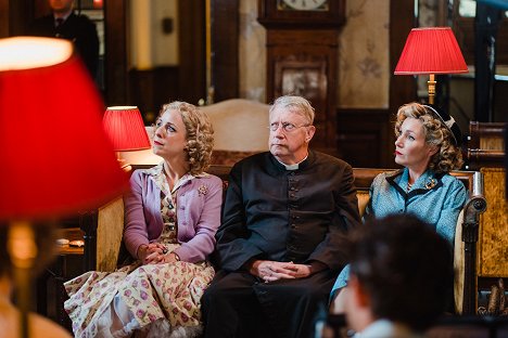 Claudie Blakley, Mark Williams, Nancy Carroll - Father Brown - The Company of Men - Photos