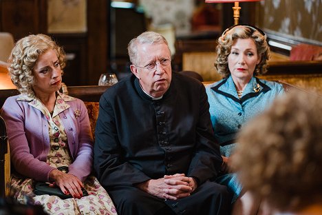 Claudie Blakley, Mark Williams, Nancy Carroll - Father Brown - The Company of Men - Film