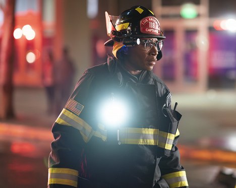 Aisha Hinds - 9-1-1 - Gare aux remous - Film