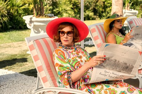 Allison Janney - Palm Royale - Maxine zachraňuje kočku - Z filmu