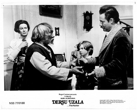 Svetlana Danilčenko, Maksim Munzuk, Dmitriy Korshikov, Yuri Solomin - Dersu Uzala - Lobby Cards