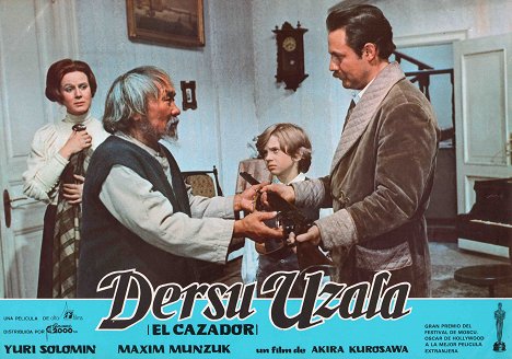 Svetlana Danilčenko, Maksim Munzuk, Dmitriy Korshikov, Yuri Solomin - Dersu Uzala - Lobby Cards