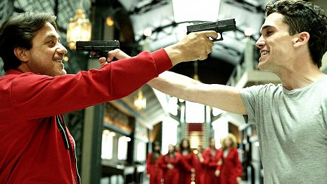 Enrique Arce, Jaime Lorente - Papírový dům (Netflix verze) - Epizoda 5 - Z filmu