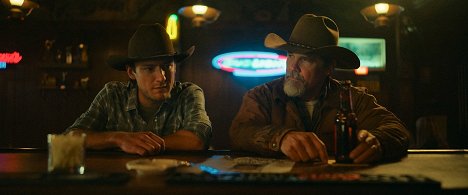 Lewis Pullman, Josh Brolin - Outer Range - Season 2 - Van film